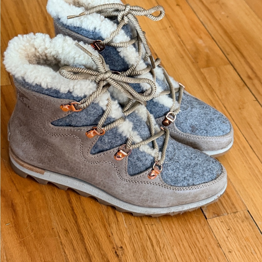 Sorel NEW size 7
Women's Sneakchic Alpine Shearling & Leather Lace Up Booties